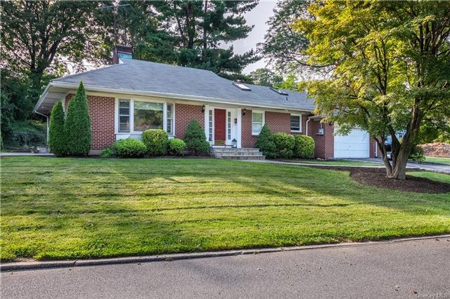 3 BR,  3.00 BTH  Ranch style home in Greenburgh