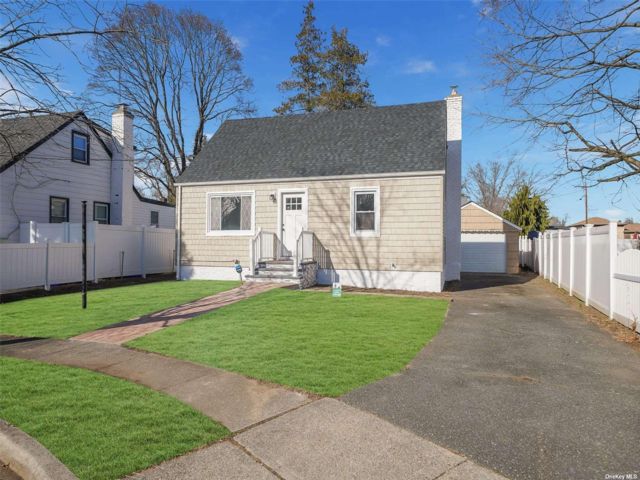  4 BR,  1.00 BTH  Cape cod style home in Roosevelt