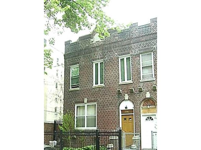  7 BR,  4.00 BTH  Colonial style home in Bronx