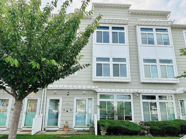 5 BR, 3.50 BTH Contemporary style home in Arverne