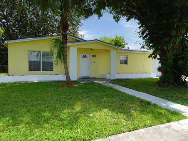  3 BR,  2.00 BTH  Ranch style home in Sunrise