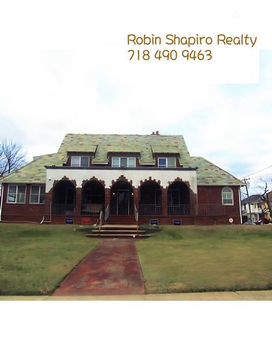 4 BR, 3.50 BTH Colonial style home in Neponsit