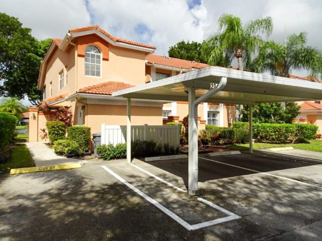  2 BR,  2.00 BTH  Townhouse style home in Boynton Beach
