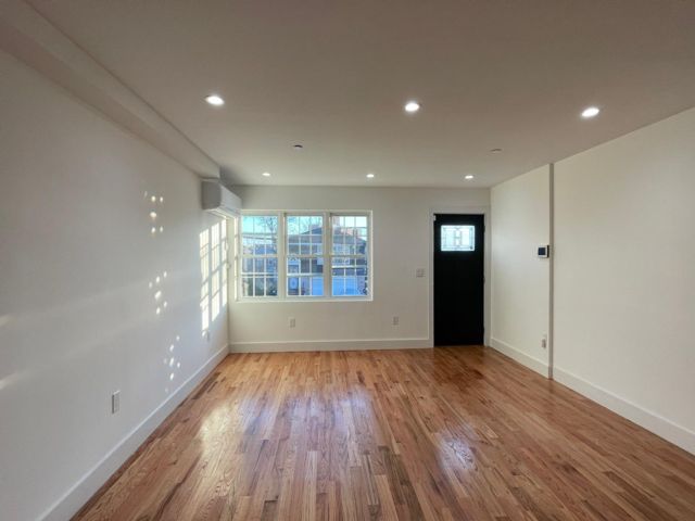  3 BR,  2.00 BTH &nbsp;Apartment style home in Arverne