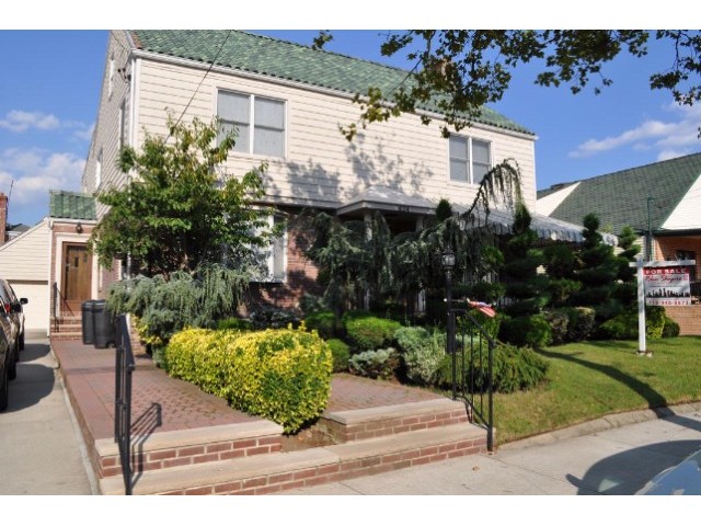  7 BR,  4.00 BTH &nbsp;Colonial style home in BELLE HARBOR