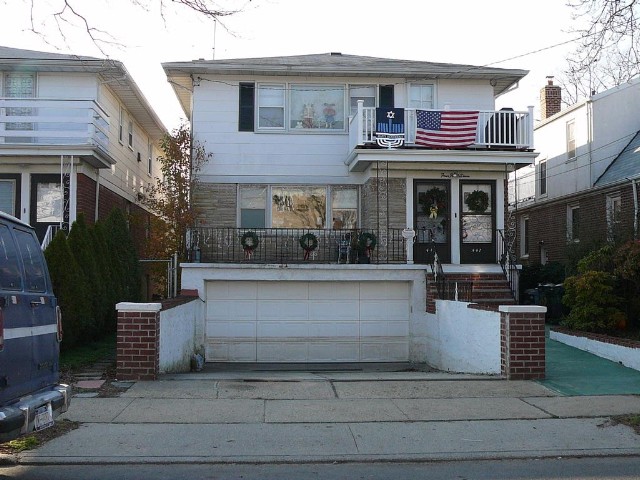  6 BR,  5.00 BTH &nbsp;2 story style home in BELLE HARBOR
