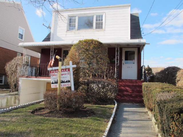  5 BR,  3.00 BTH &nbsp;2 story style home in BELLE HARBOR