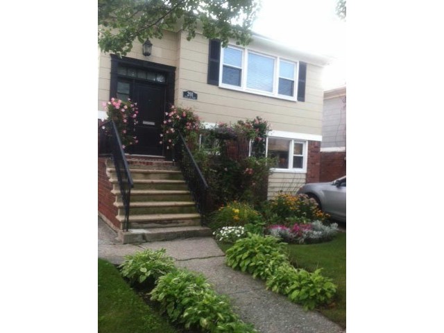  5 BR,  4.00 BTH &nbsp;Hi ranch style home in ROCKAWAY PARK