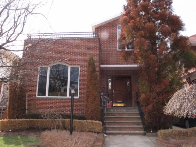  3 BR,  3.50 BTH &nbsp;Colonial style home in MANHATTAN BEACH