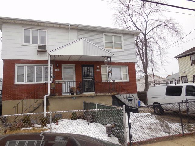  3 BR,  1.50 BTH  2 story style home in Rockaway Beach