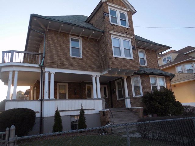 10 BR,  4.00 BTH  Victorian style home in Rockaway Park