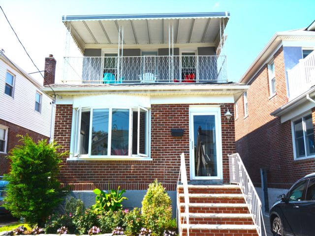  3 BR,  3.00 BTH  2 story style home in Rockaway Park