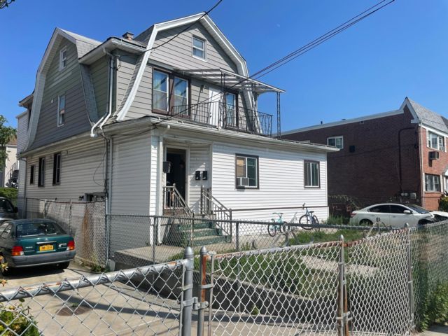 8 BR, 3.00 BTH Other style home in Arverne