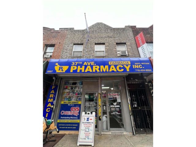 Studio,  0.00 BTH &nbsp;Commercial style home in Jackson Heights