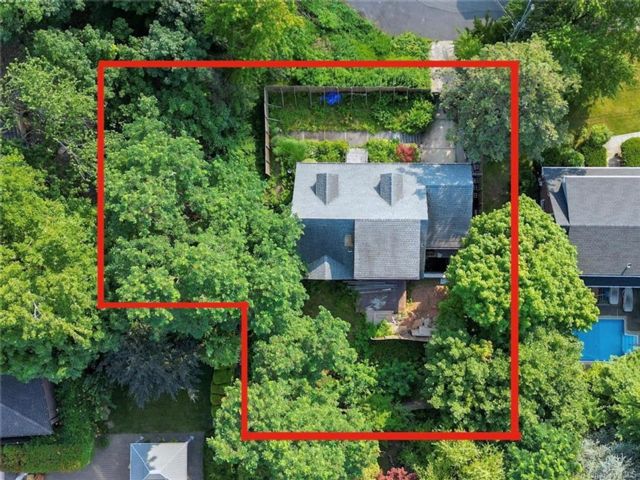 Lot <b>Size:</b>  &nbsp;House style home in New York