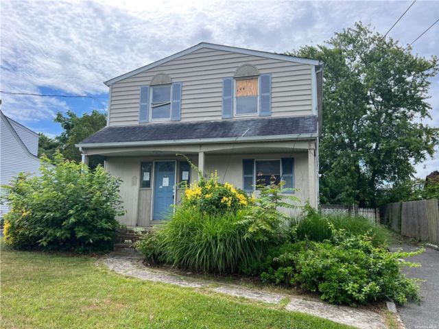  3 BR,  2.00 BTH &nbsp;Cape cod style home in Babylon