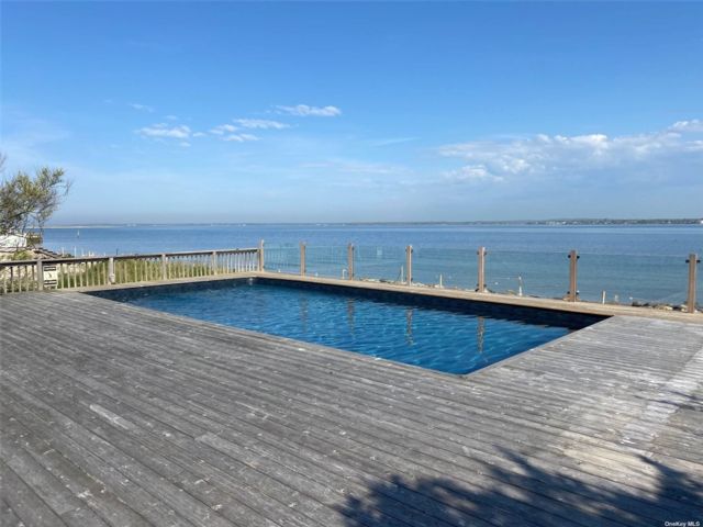  3 BR,  2.00 BTH &nbsp;Ranch style home in Westhampton