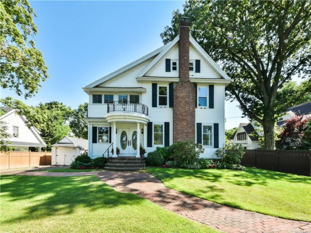  4 BR,  3.00 BTH &nbsp;Colonial style home in Douglaston