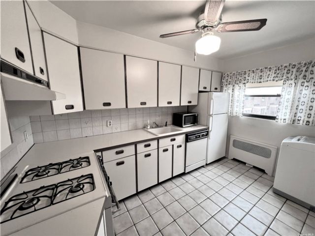  2 BR,  1.00 BTH &nbsp;Garden style home in Bayside