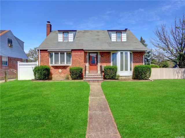  4 BR,  3.00 BTH &nbsp;Exp cape style home in Valley Stream