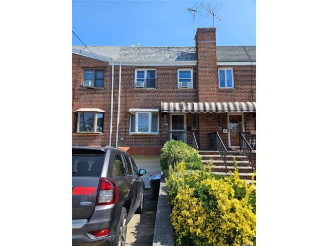  3 BR,  2.00 BTH &nbsp;Townhouse style home in Maspeth