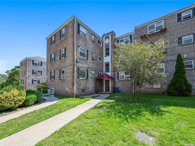  1 BR,  1.00 BTH &nbsp;Garden apartmen style home in Forest Hills