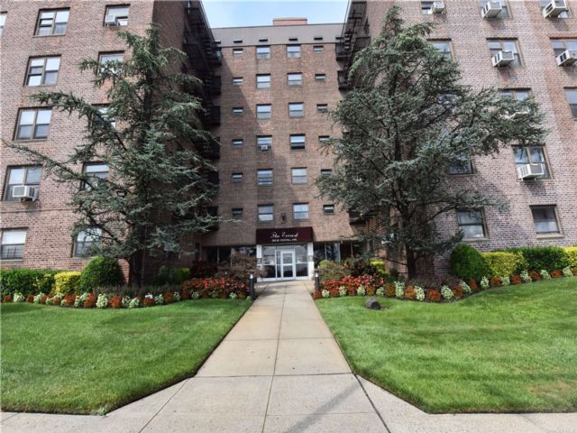  2 BR,  1.00 BTH &nbsp;Mid-rise style home in Hollis