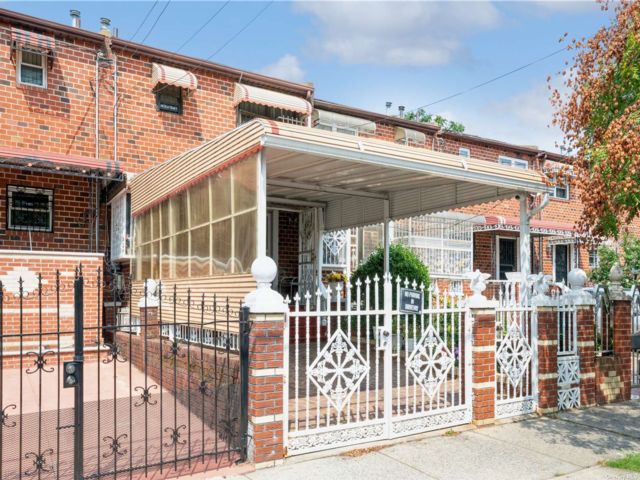  3 BR,  2.00 BTH &nbsp;Colonial style home in East New York