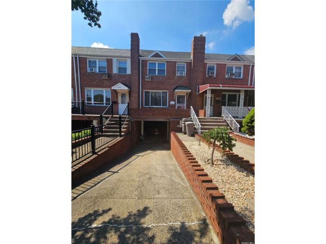  3 BR,  3.00 BTH &nbsp;Townhouse style home in Maspeth
