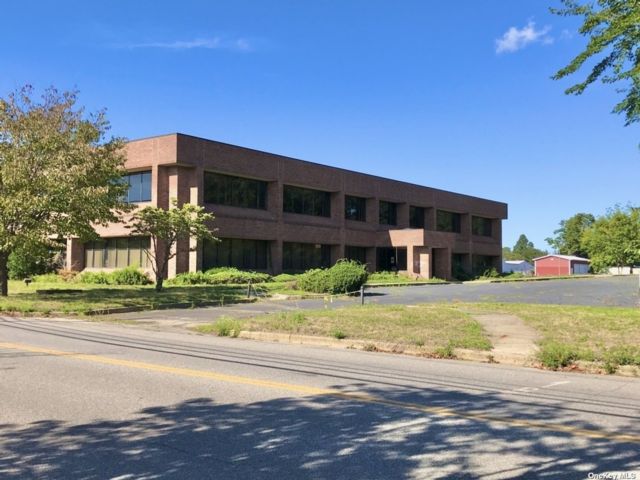 Studio,  0.00 BTH &nbsp;Commercial style home in Southold