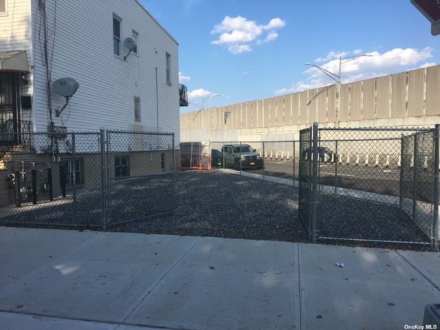 Lot <b>Size:</b> 21x50 &nbsp;Land style home in Maspeth