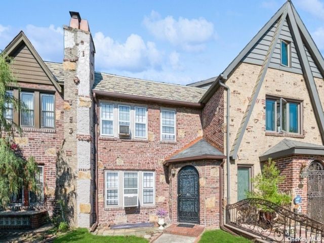  3 BR,  1.00 BTH &nbsp;Townhouse style home in Rego Park