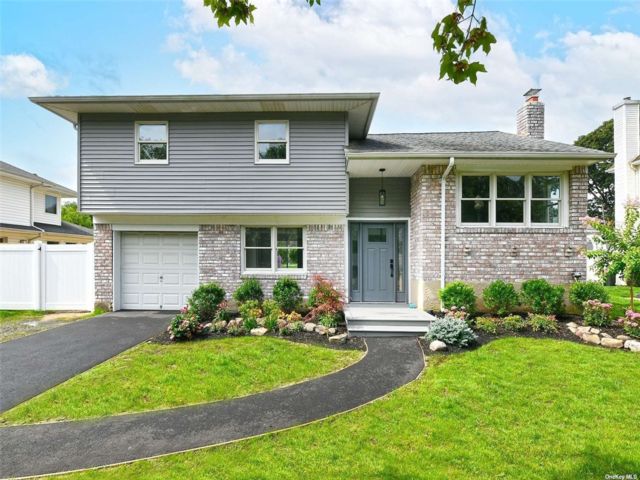  3 BR,  2.00 BTH &nbsp;Split level style home in East Islip