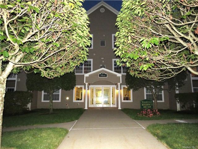  2 BR,  2.00 BTH &nbsp;Mid-rise style home in Cortlandt