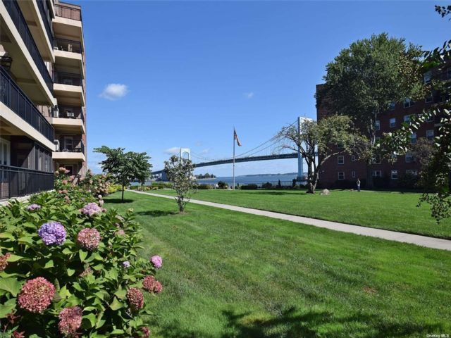  2 BR,  1.00 BTH &nbsp;Mid-rise style home in Beechhurst