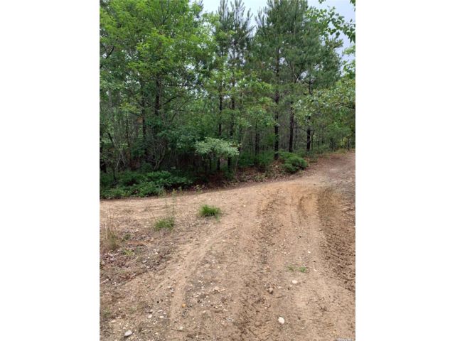 Lot <b>Size:</b> 249 x 351 &nbsp;Land style home in Manorville