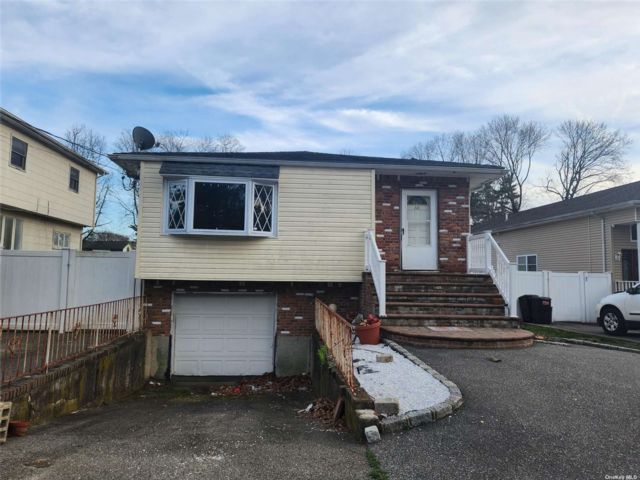  3 BR,  1.00 BTH &nbsp;Ranch style home in Brentwood