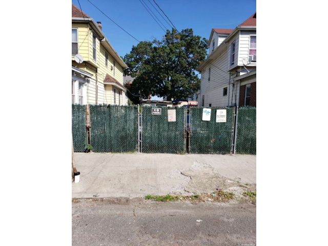 Lot <b>Size:</b> 25x99 &nbsp;Land style home in Jamaica