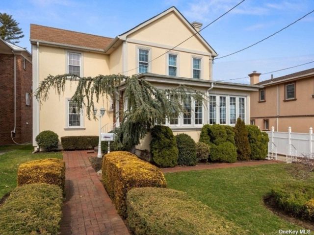  4 BR,  2.00 BTH &nbsp;Colonial style home in Whitestone