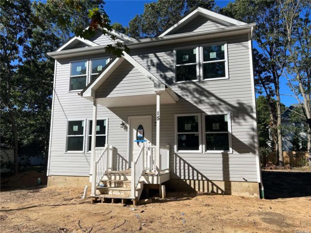  3 BR,  3.00 BTH &nbsp;Colonial style home in Centereach