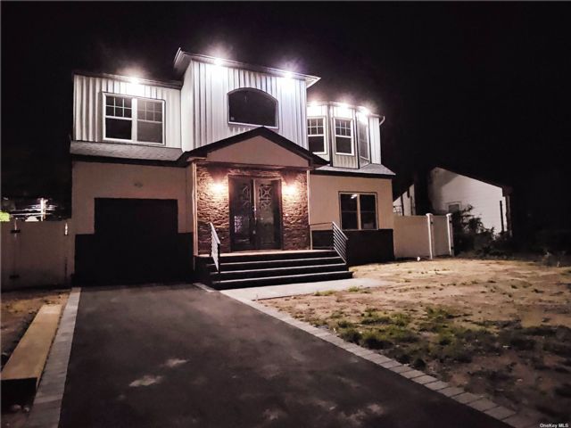  5 BR,  5.00 BTH &nbsp;Colonial style home in Plainview