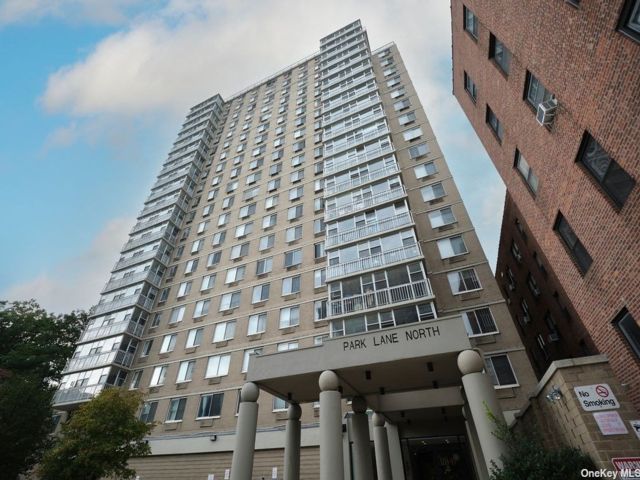  1 BR,  1.00 BTH &nbsp;High rise style home in Forest Hills