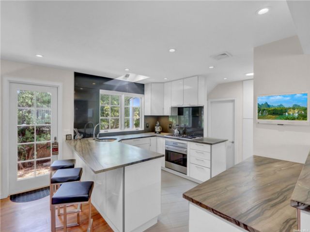  3 BR,  4.00 BTH &nbsp;Exp cape style home in Valley Stream