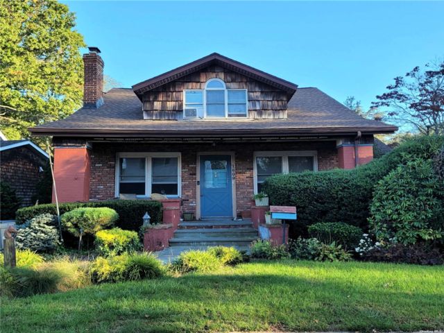  4 BR,  1.00 BTH &nbsp;Exp cape style home in Hewlett