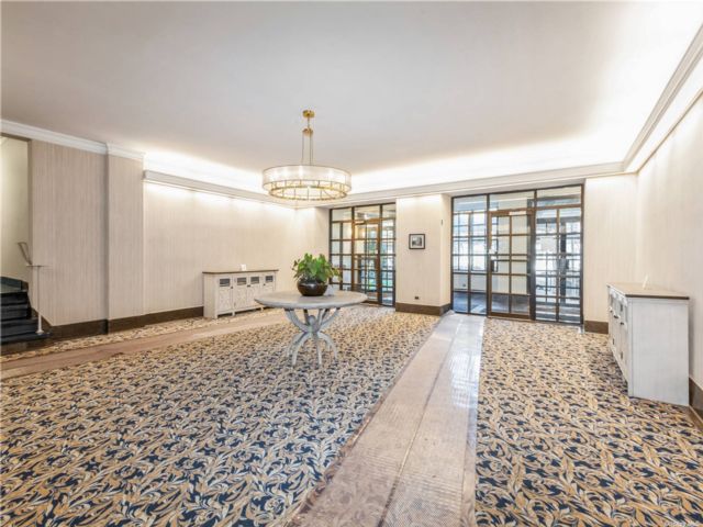  1 BR,  1.00 BTH &nbsp;Mid-rise style home in Rego Park