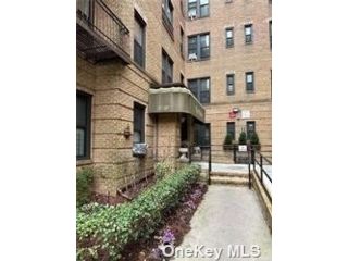  1 BR,  1.00 BTH &nbsp;Mid-rise style home in Jackson Heights