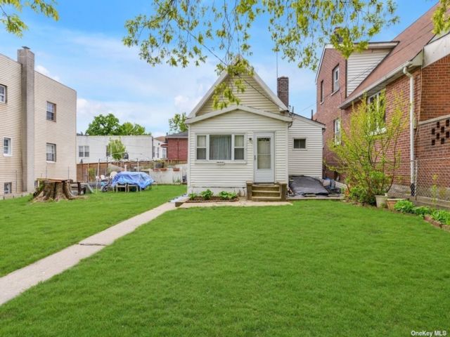 Lot <b>Size:</b> 40x80 &nbsp;Land style home in East Elmhurst