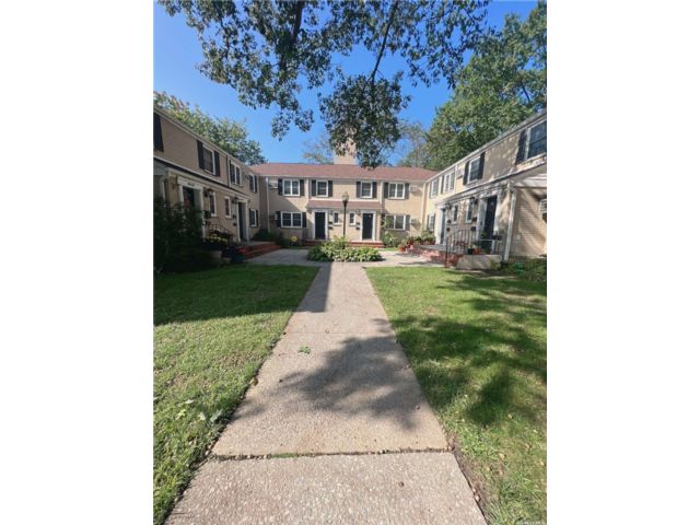  2 BR,  1.00 BTH &nbsp;Garden apartmen style home in Bayside