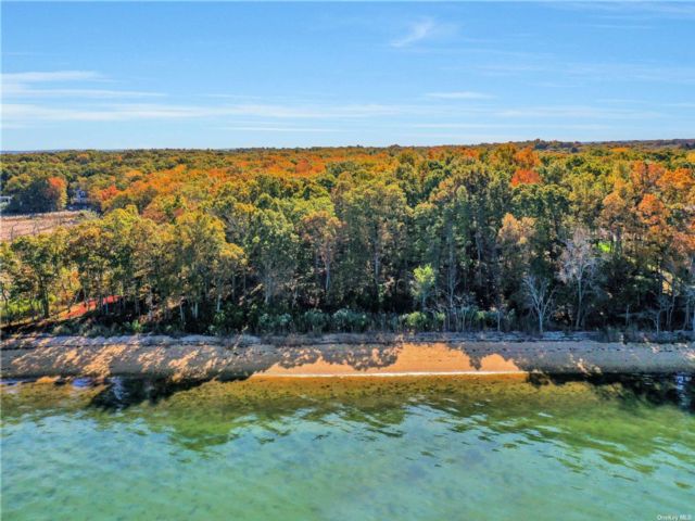 Lot <b>Size:</b> 13.85 &nbsp;Land style home in Southold