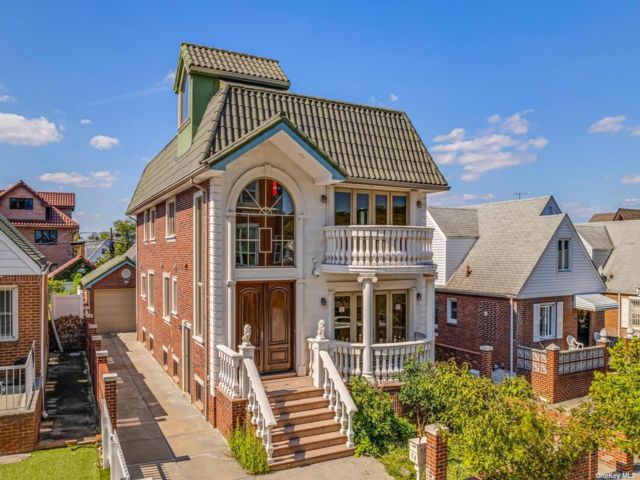  7 BR,  6.00 BTH &nbsp;Two story style home in Fresh Meadows
